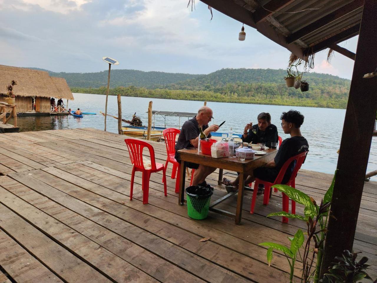 Villa The Floating House à Krŏng Kaôh Kŏng Extérieur photo